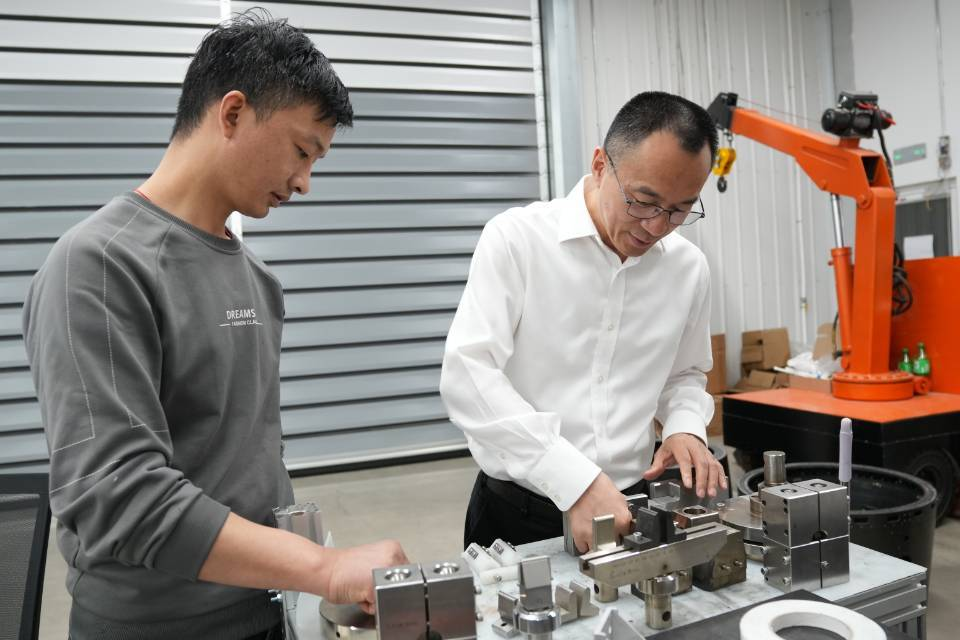 仅有初中学历,姜波圆梦全球碳纤维领域唯一&ldquo;黑灯工厂&rdquo;